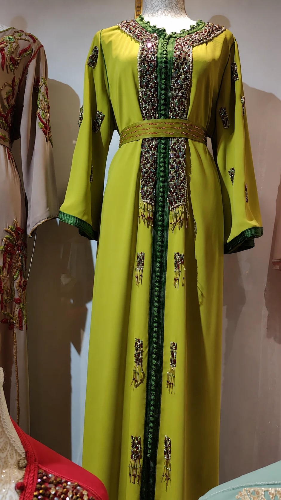 dk-018 — قفطان بتطريز خرزي