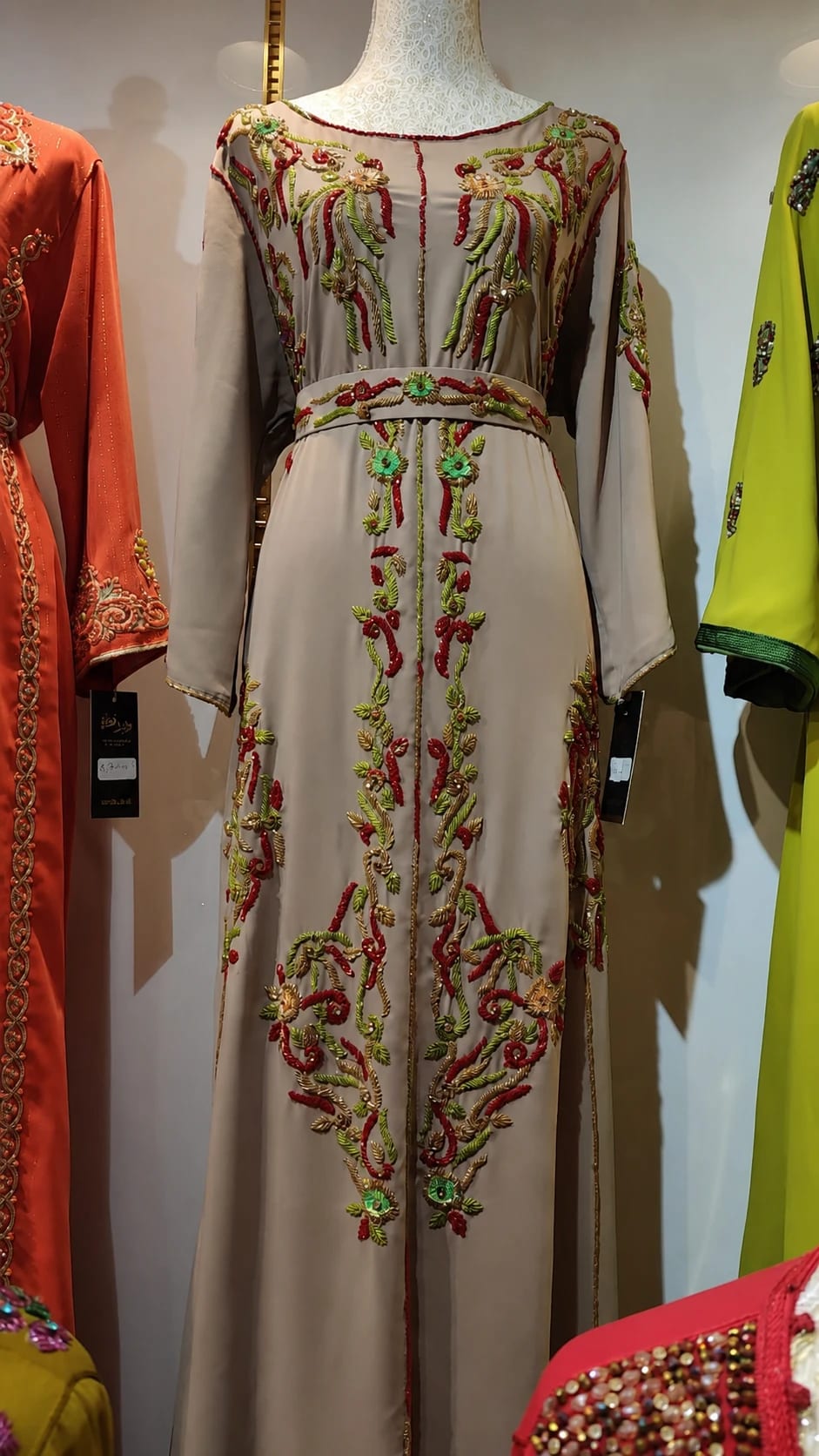 dk-019 — قفطان بتطريز نباتي