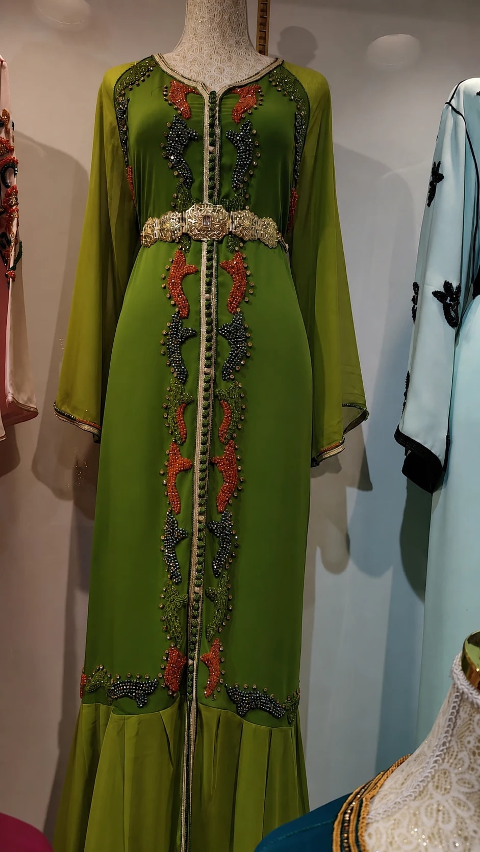 dk-020 — قفطان بتطريز خرزي
