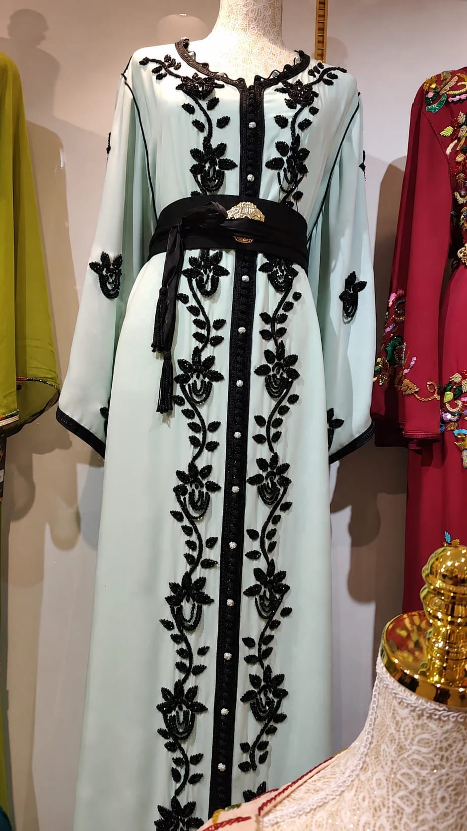 dk-021 — قفطان بتطريز زهري وحزام