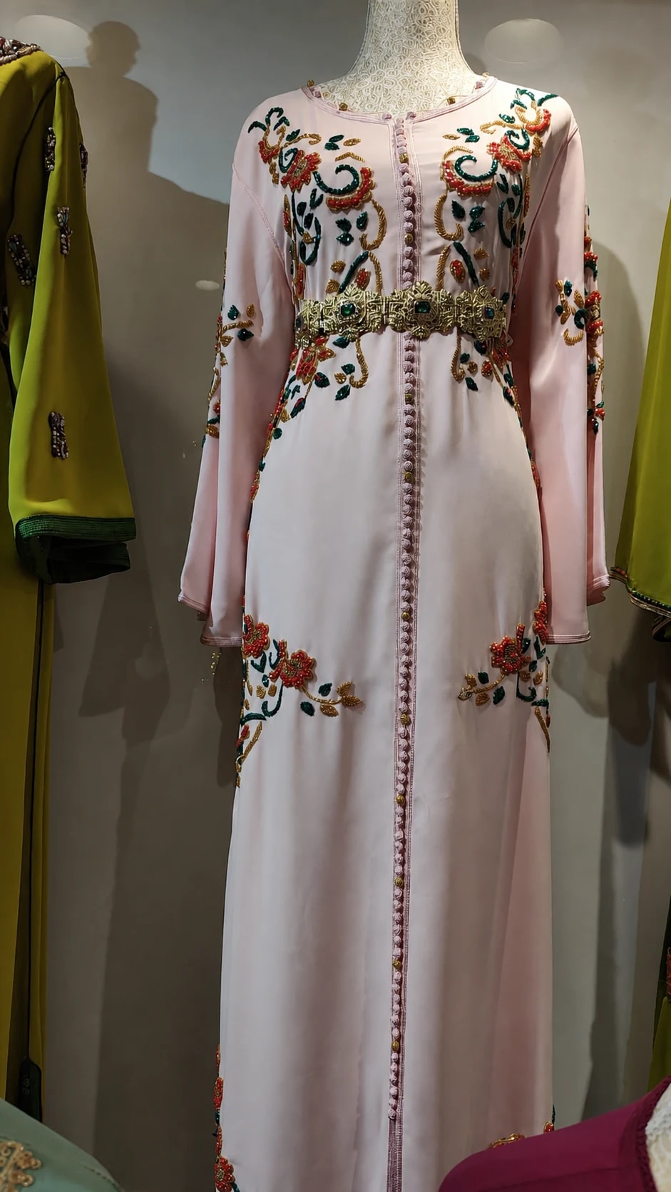 dk-025 — قفطان بتطريز زهري