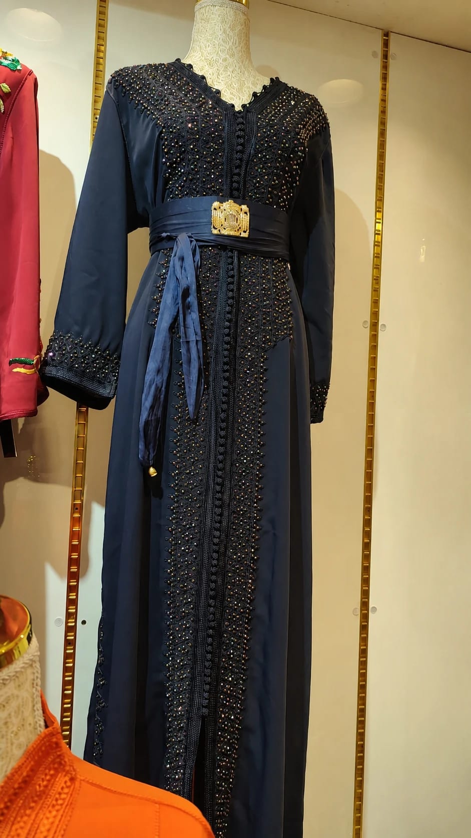 dk-027 — Caftan à broderies perlées