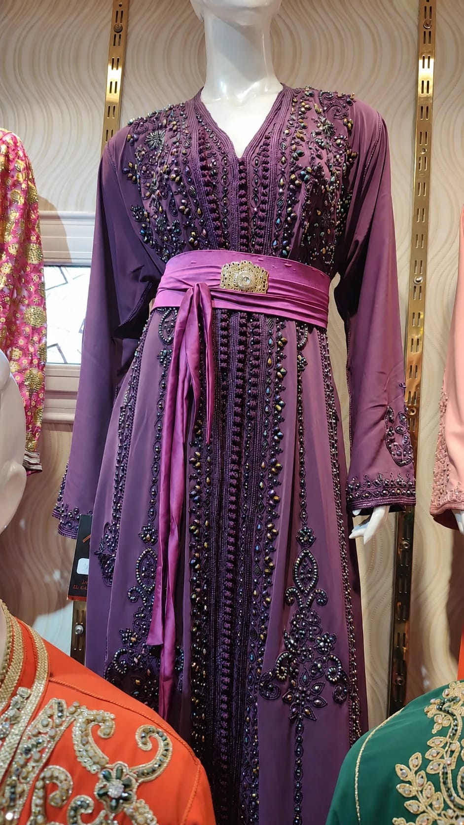 dk-028 — Caftan à broderies perlées et ceinture