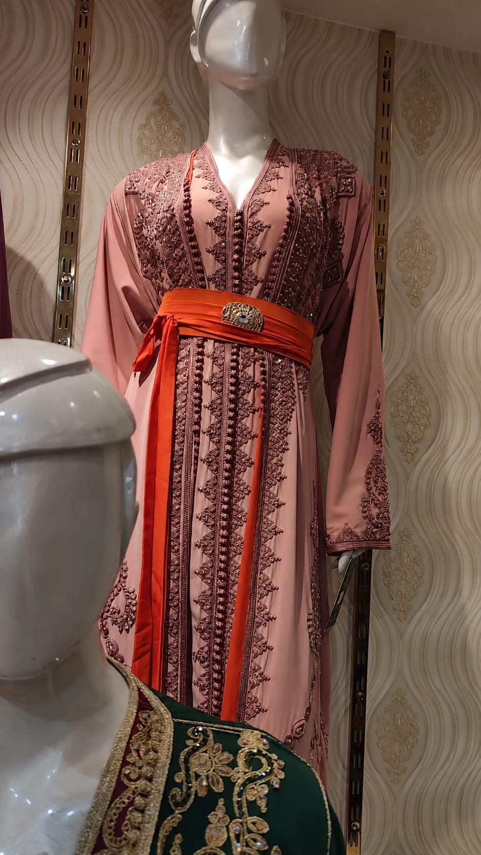 dk-029 — قفطان بتطريز وحزام
