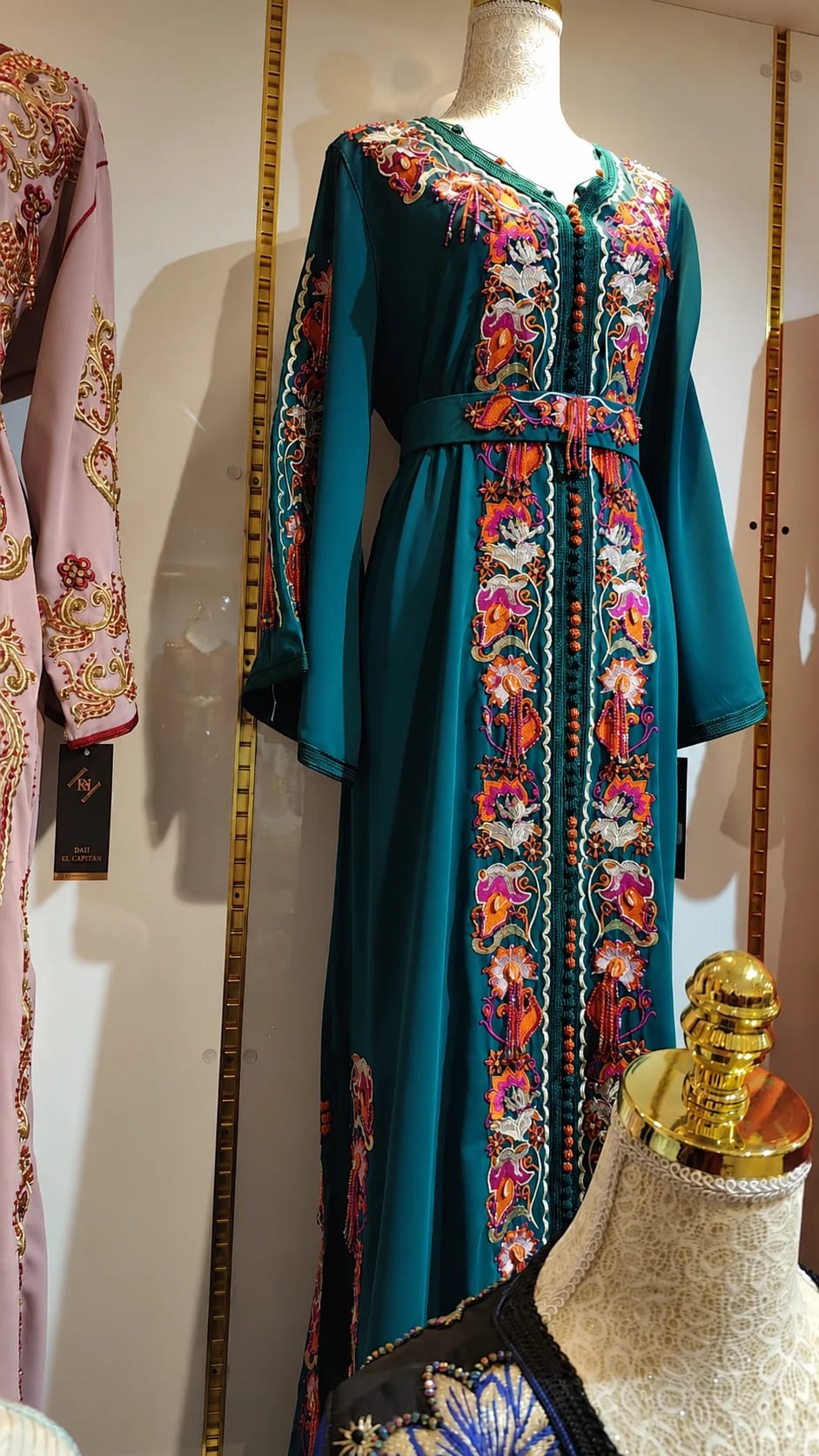 dk-032 — قفطان بتطريز زهري