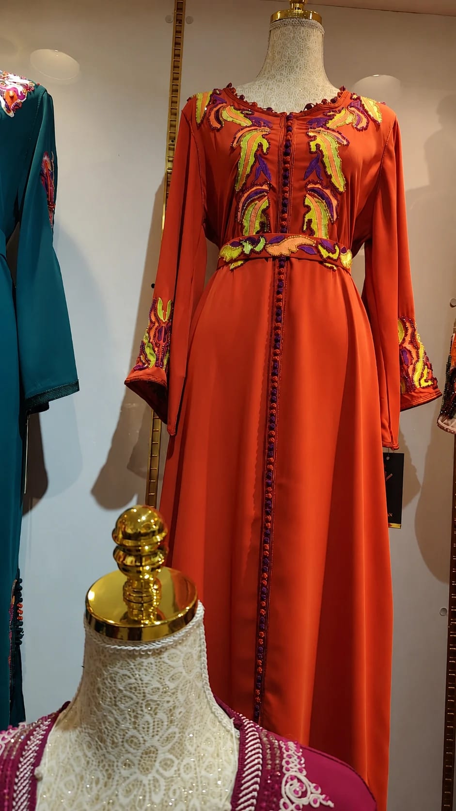 dk-033 — قفطان بتطريز هندسي