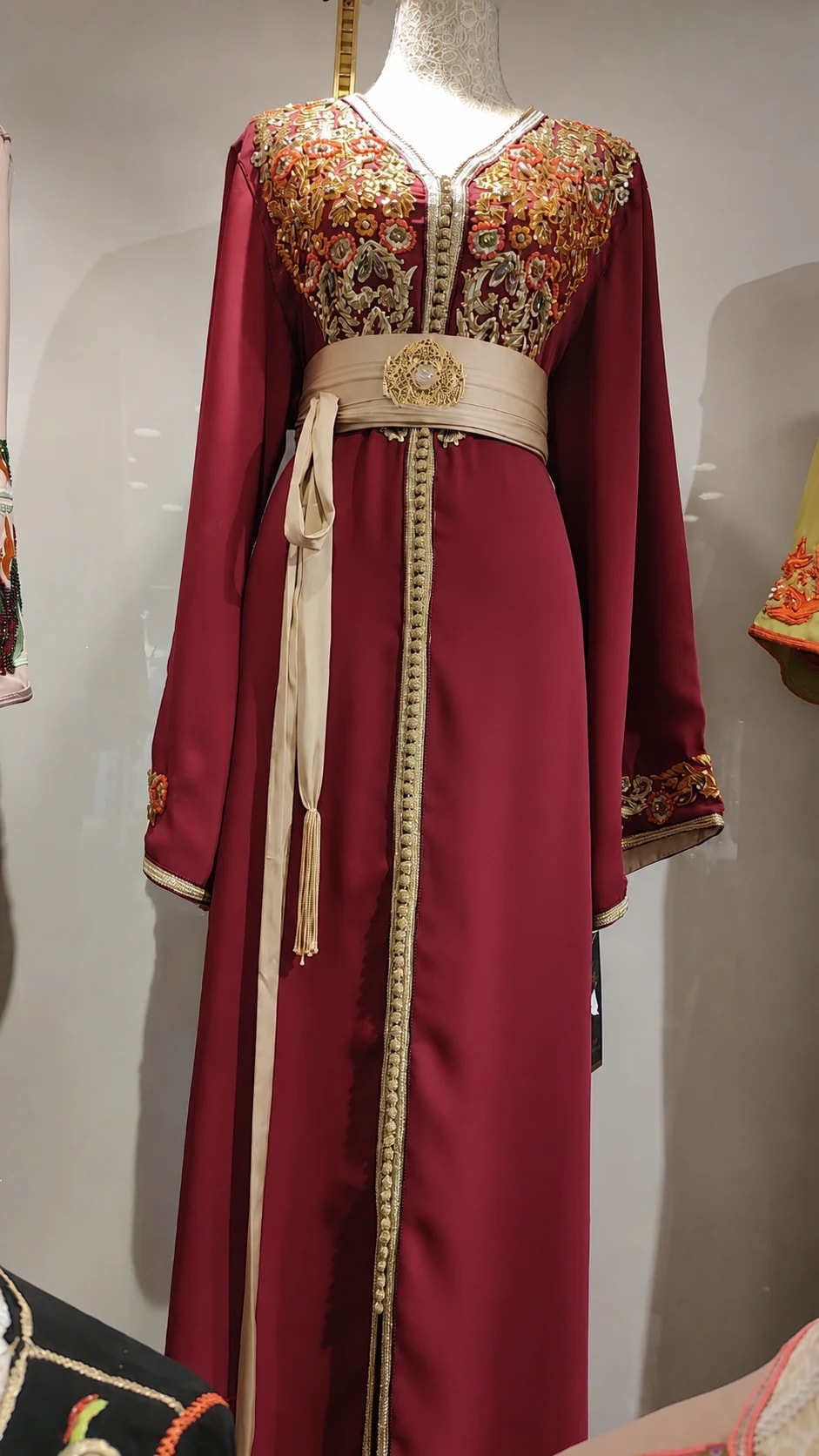 dk-035 — Caftan à broderies et ceinture