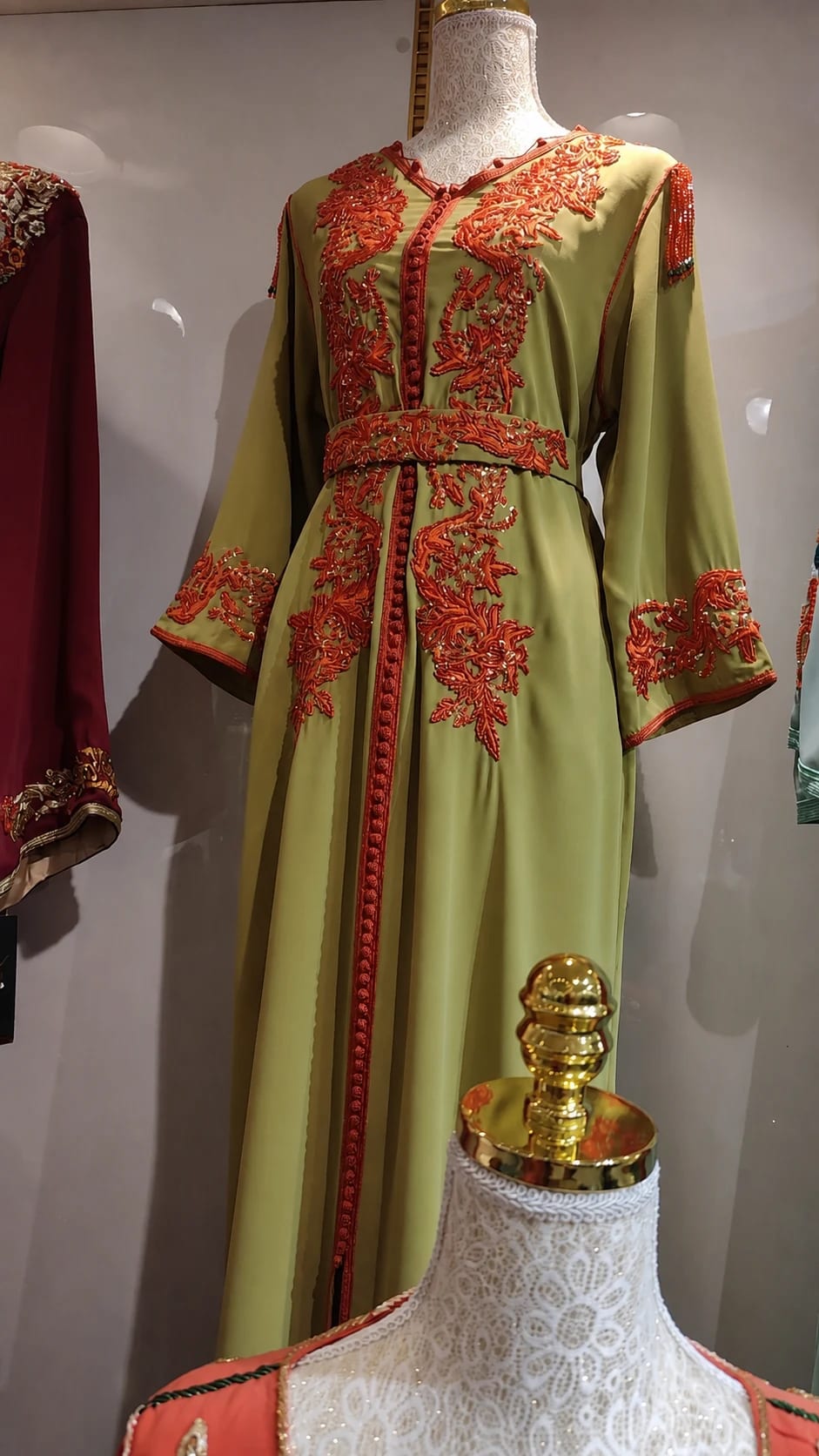 dk-036 — Caftan à broderies en relief