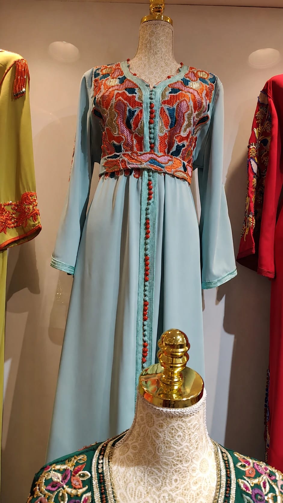 dk-037 — Caftan à broderies géométriques