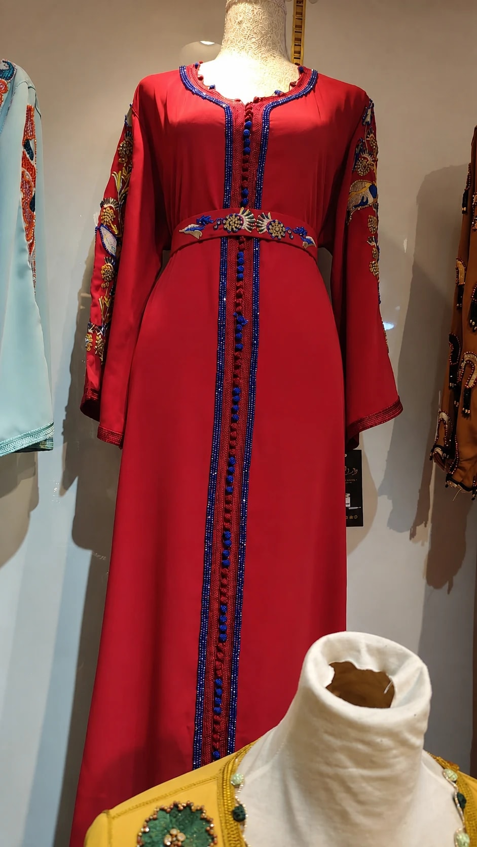 dk-038 — قفطان بحواف وتطريز على الأكمام