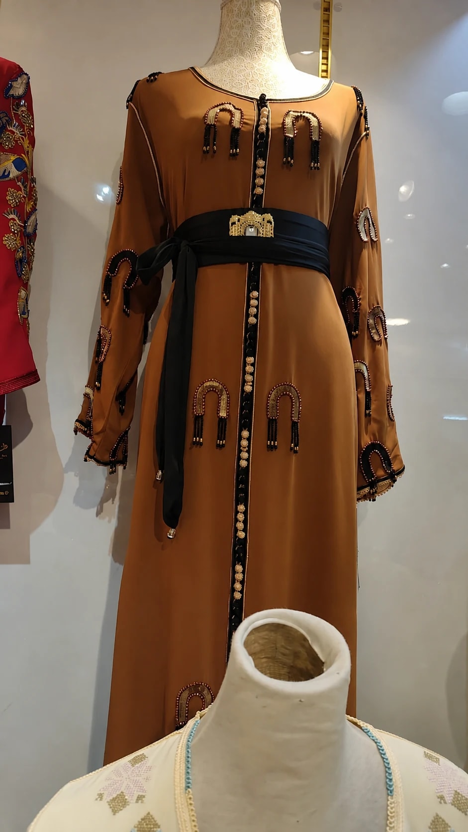 dk-039 — قفطان بزخارف وحزام