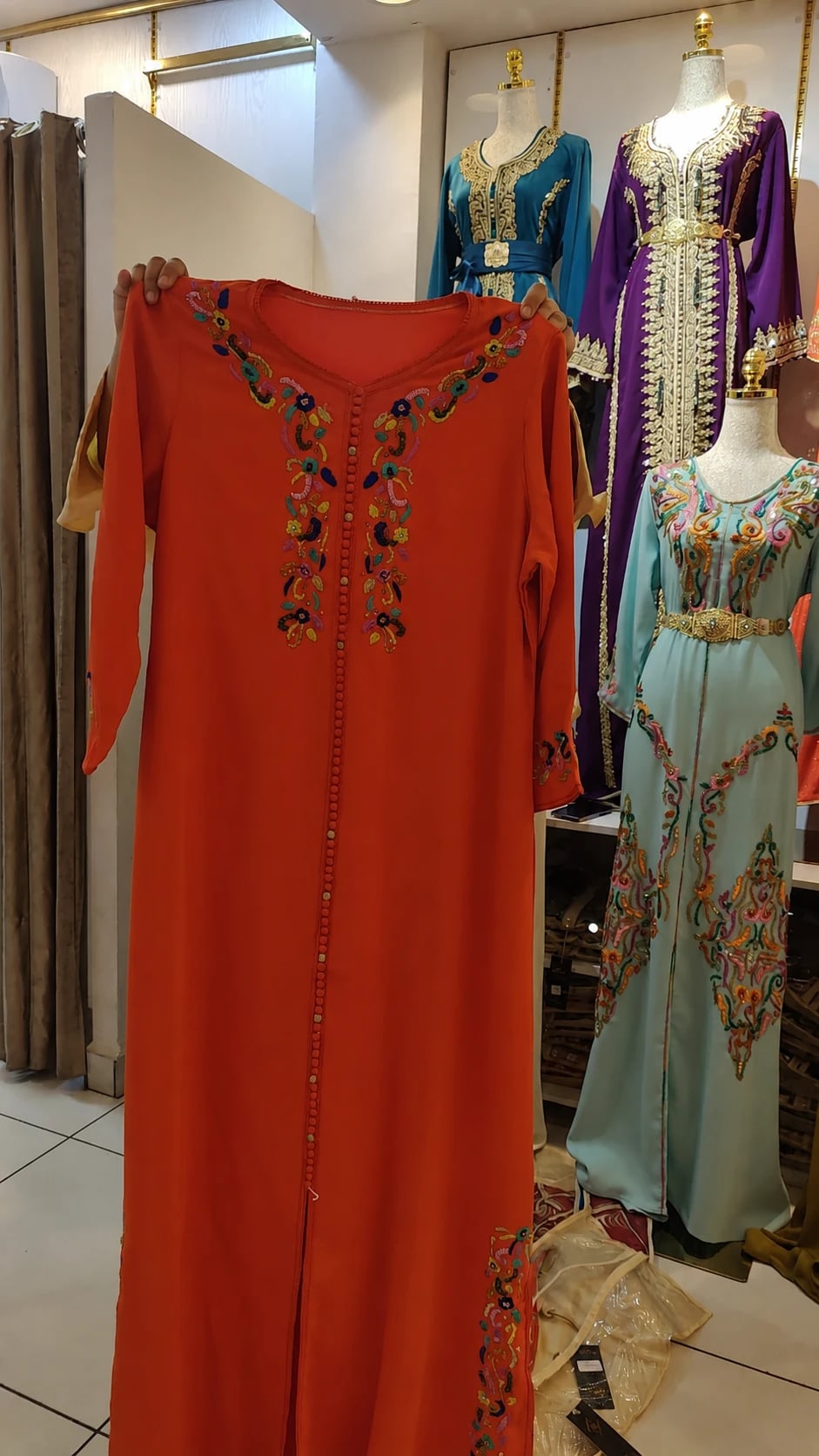 dk-040 — قفطان بتطريز زهري ناعم