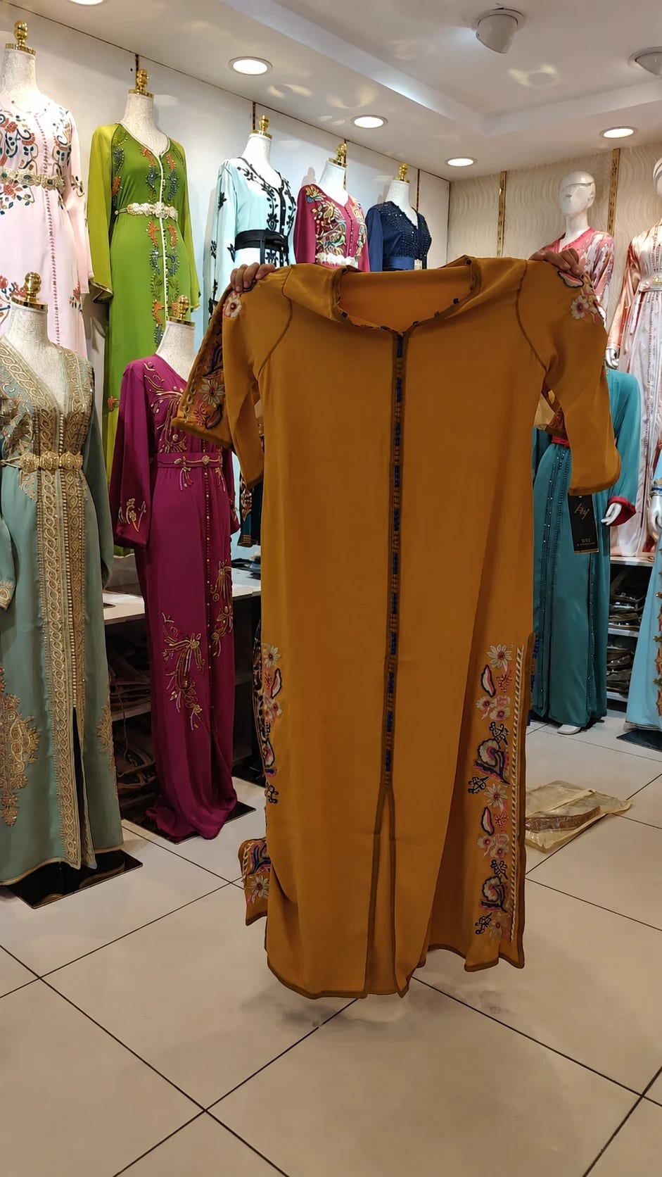 dk-041 — قفطان بتطريز جانبي