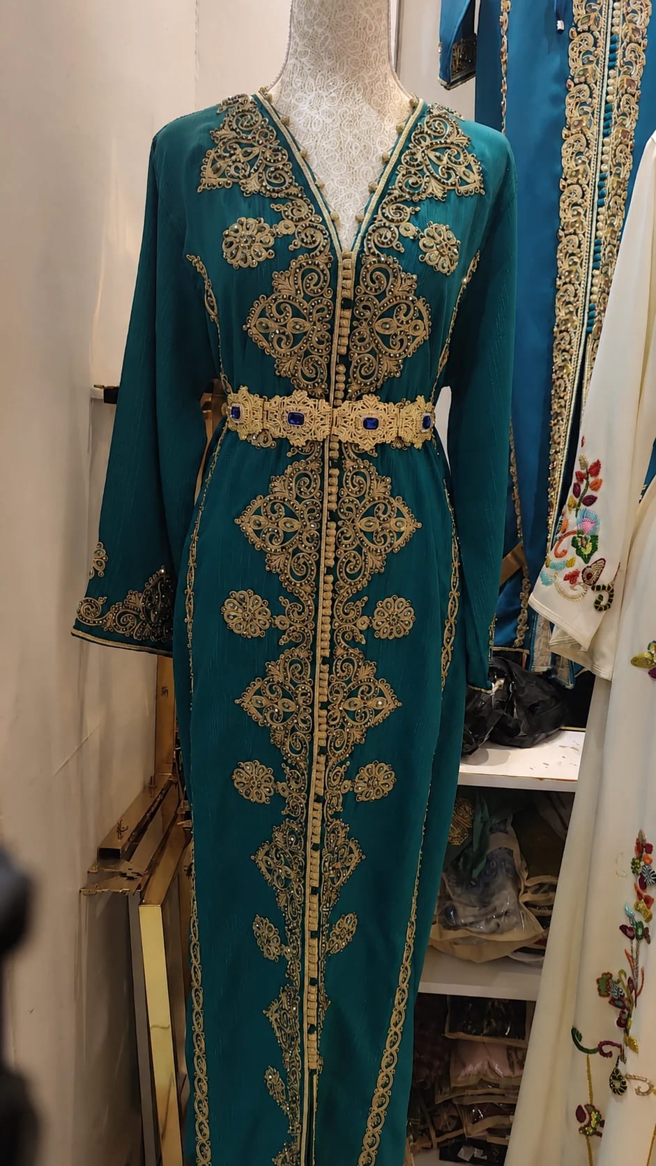 dk-042 — قفطان بتطريز أرابيسك