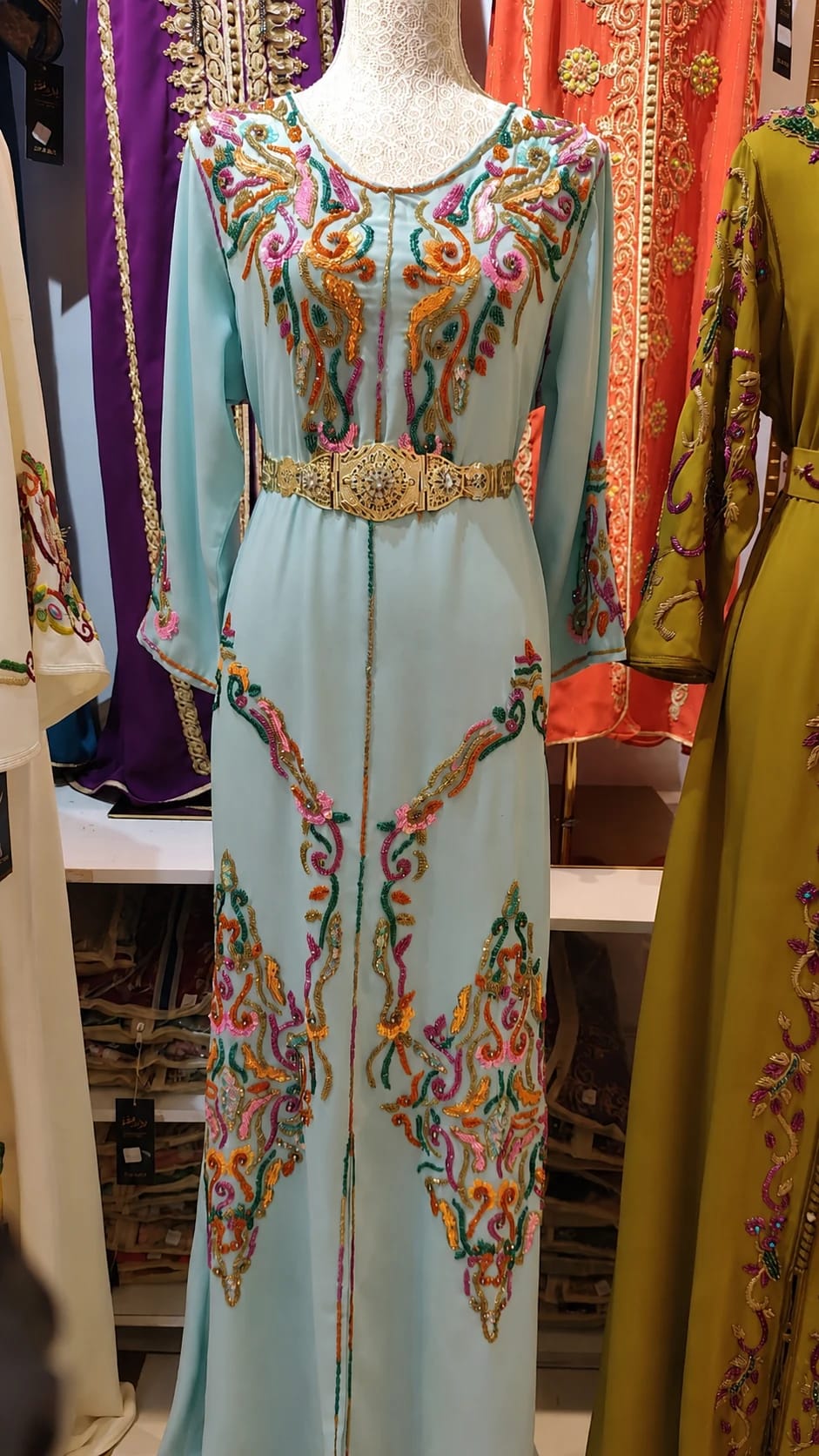 dk-043 — قفطان بتطريز فاخر