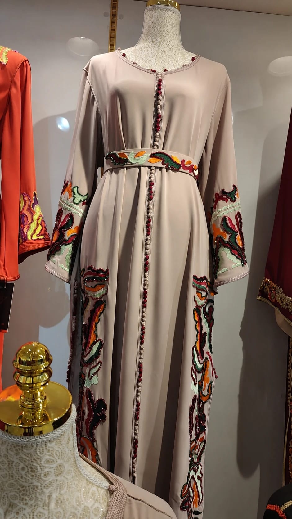 dk-044 — قفطان بتطريز على الأكمام والجوانب