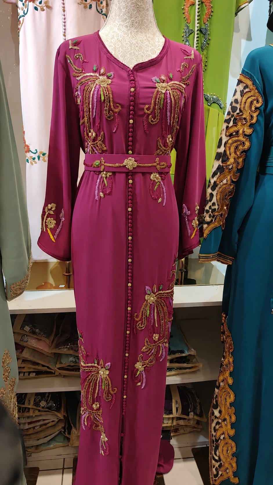 dk-047 — قفطان بتطريز زهري