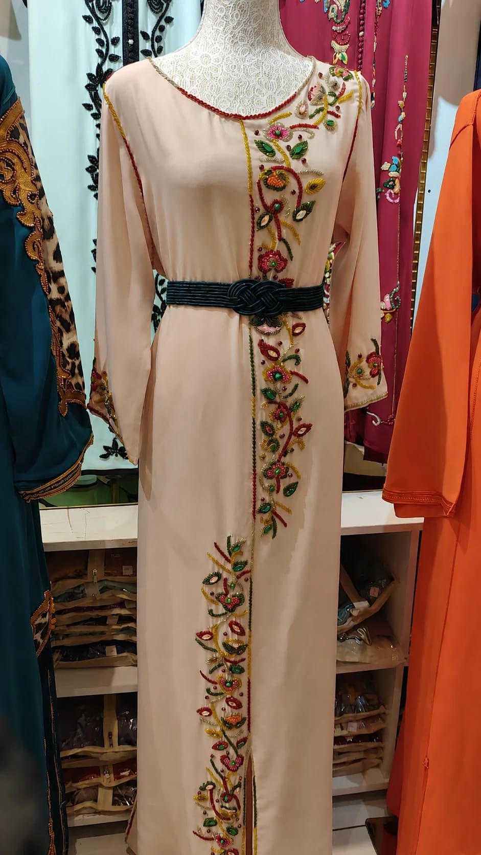 dk-048 — قفطان بتطريز زهري جانبي وحزام