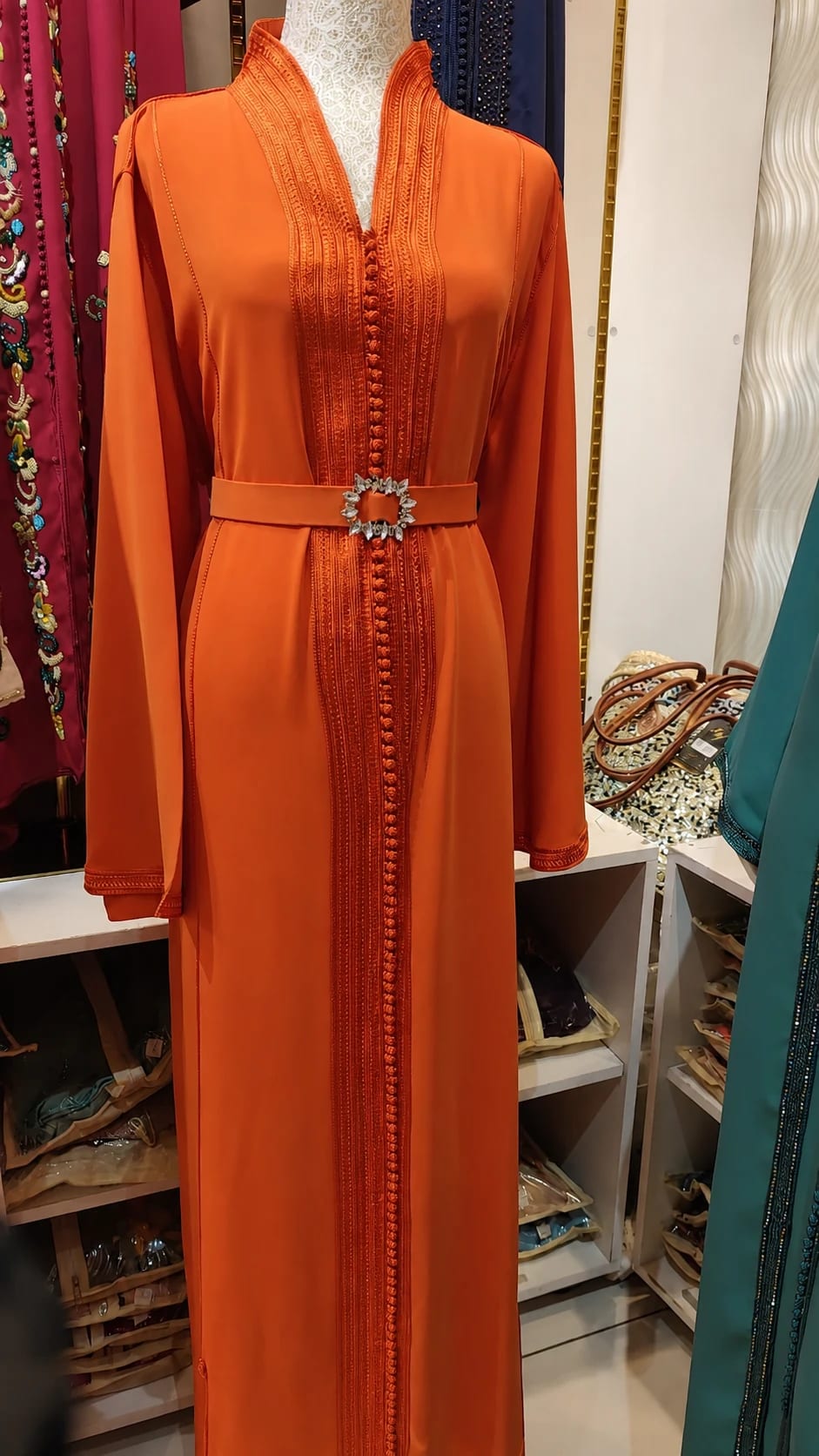 dk-050 — قفطان أنيق بتطريز طولي ناعم
