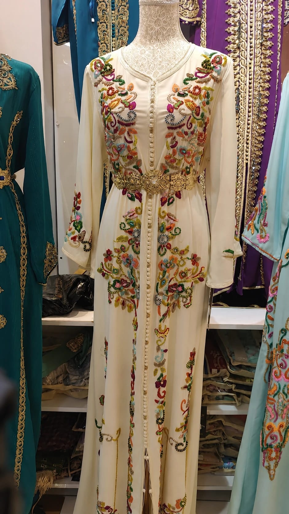 dk-051 — قفطان بتطريز زهري