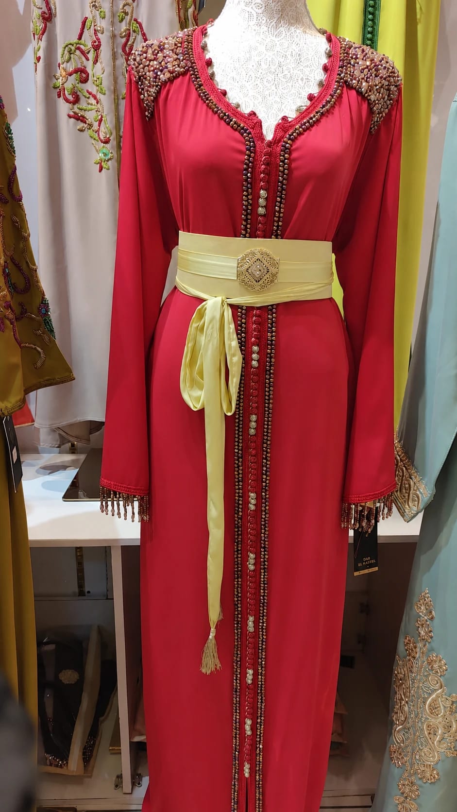 dk-052 — قفطان بتطريز خرزي وحزام