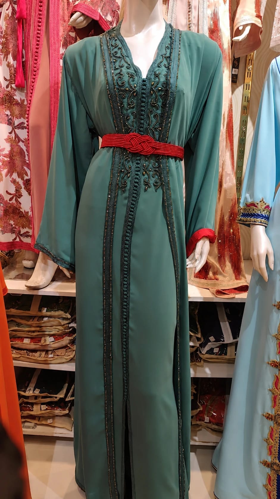 dk-054 — قفطان بتطريز وحزام