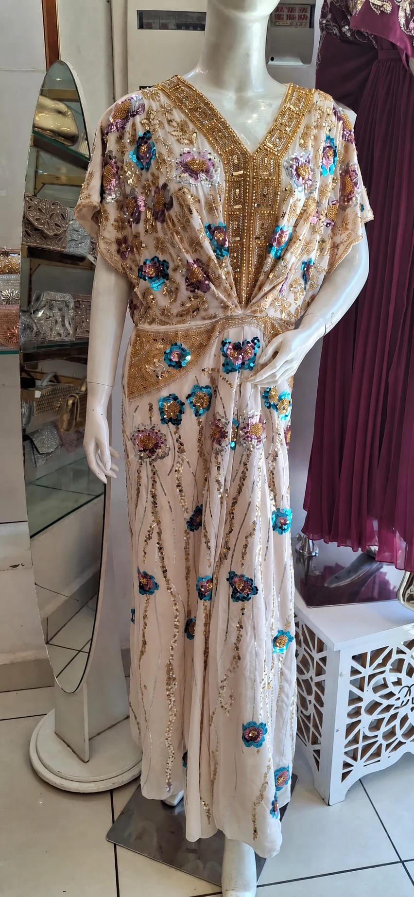 dk-056 — قفطان فاخر بزهور وتطريز