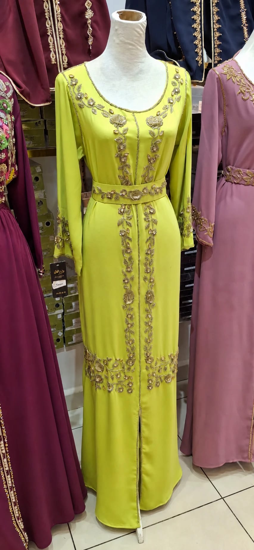 dk-059 — قفطان بتطريز زهري