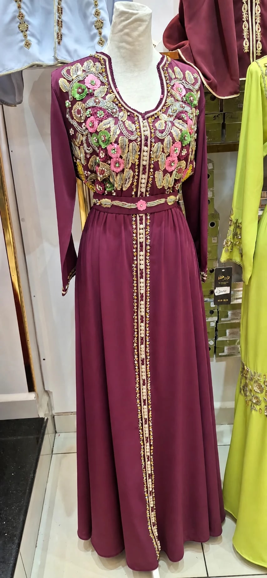 dk-060 — Caftan à broderies florales