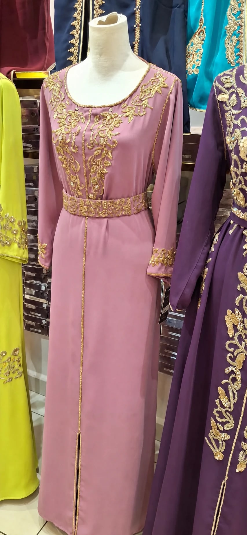 dk-061 — Caftan à broderies végétales