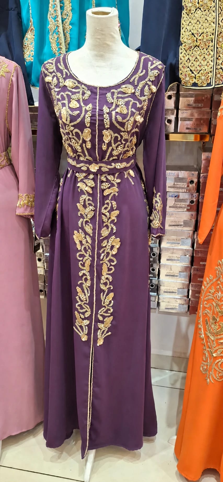 dk-062 — Caftan à broderies florales