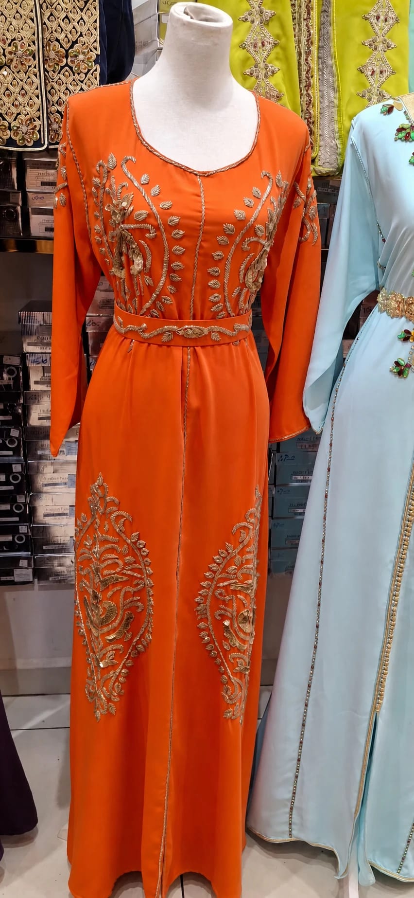 dk-064 — قفطان بتطريز نباتي