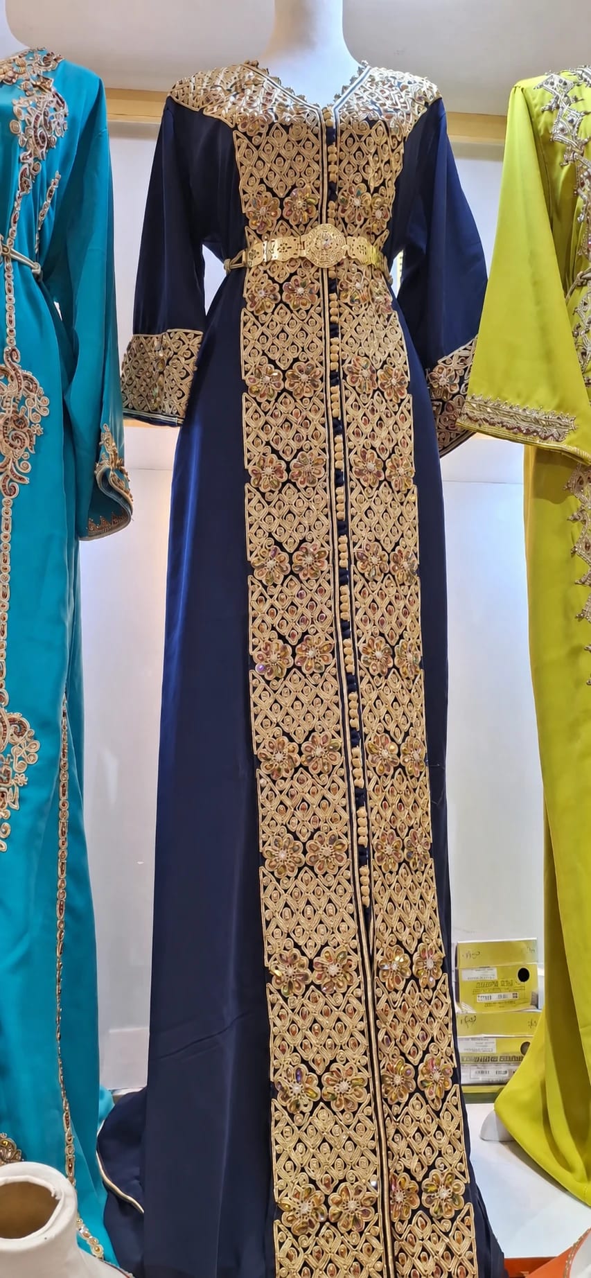 dk-068 — قفطان فاخر بواجهة مزخرفة