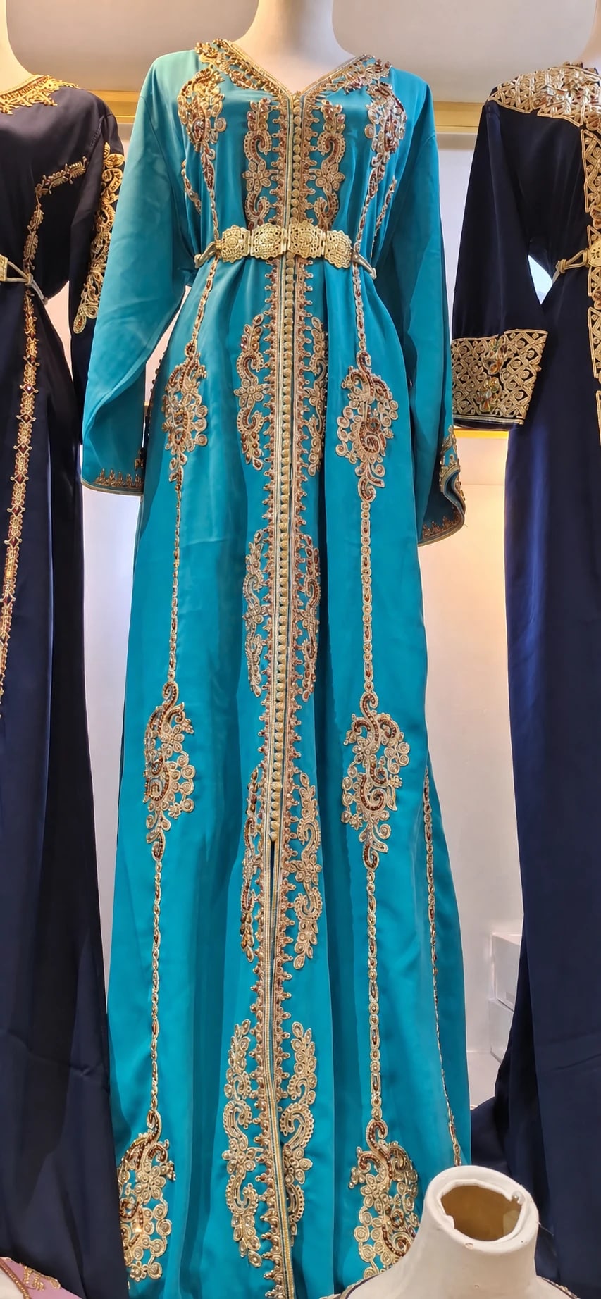 dk-069 — قفطان بتطريز كثيف
