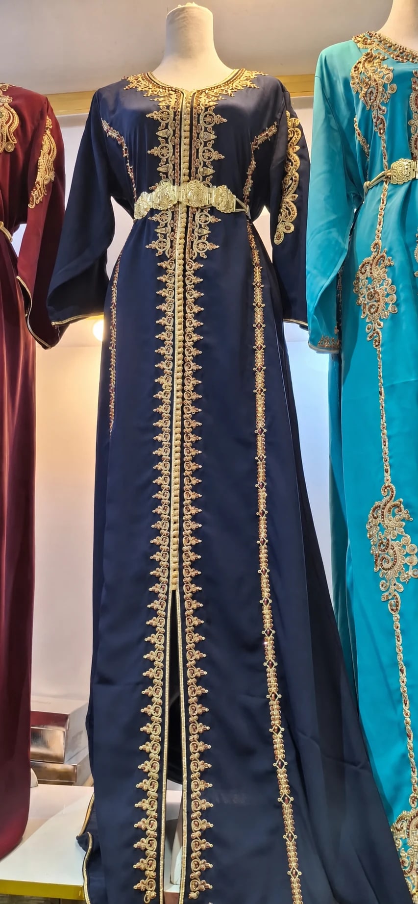 dk-070 — قفطان بتطريز طولي