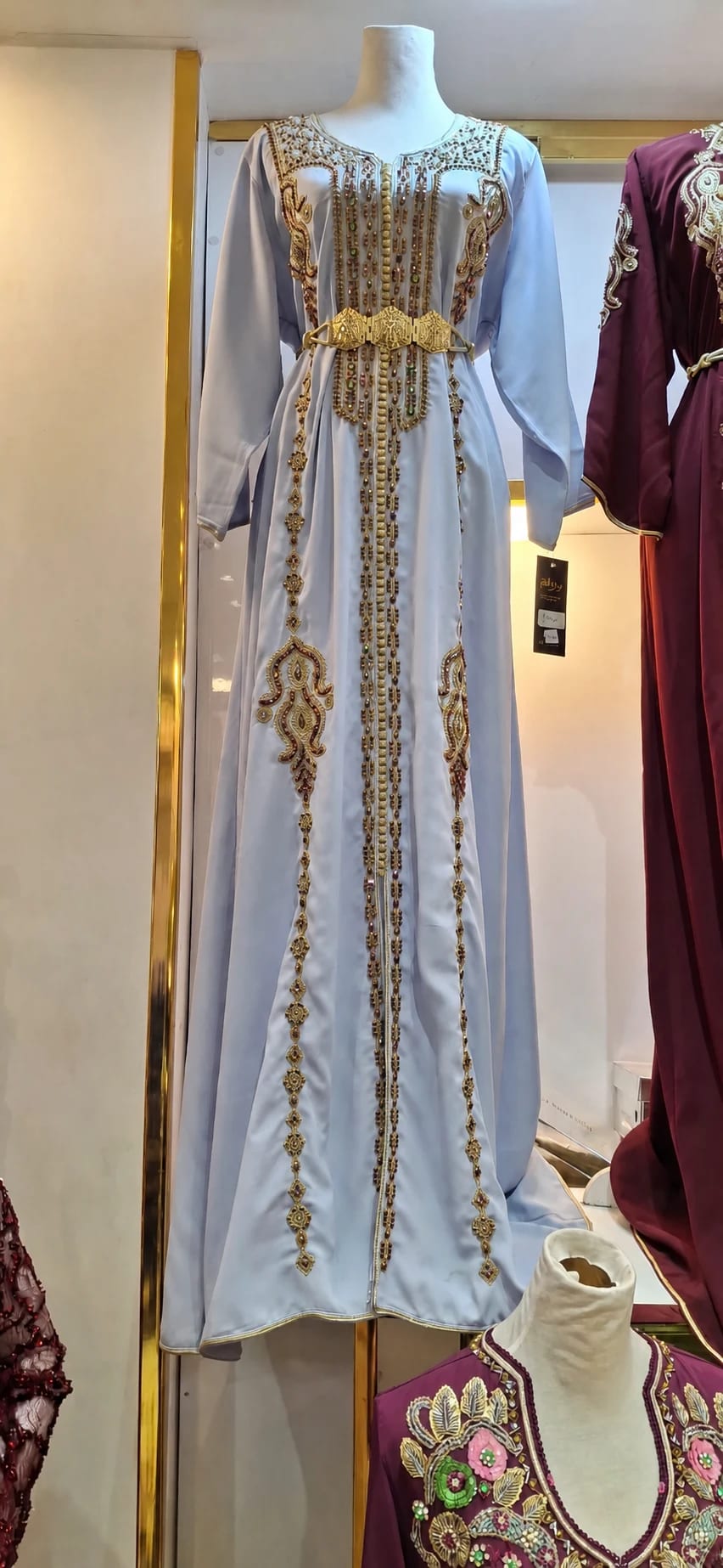 dk-072 — قفطان بتطريز وأحجار