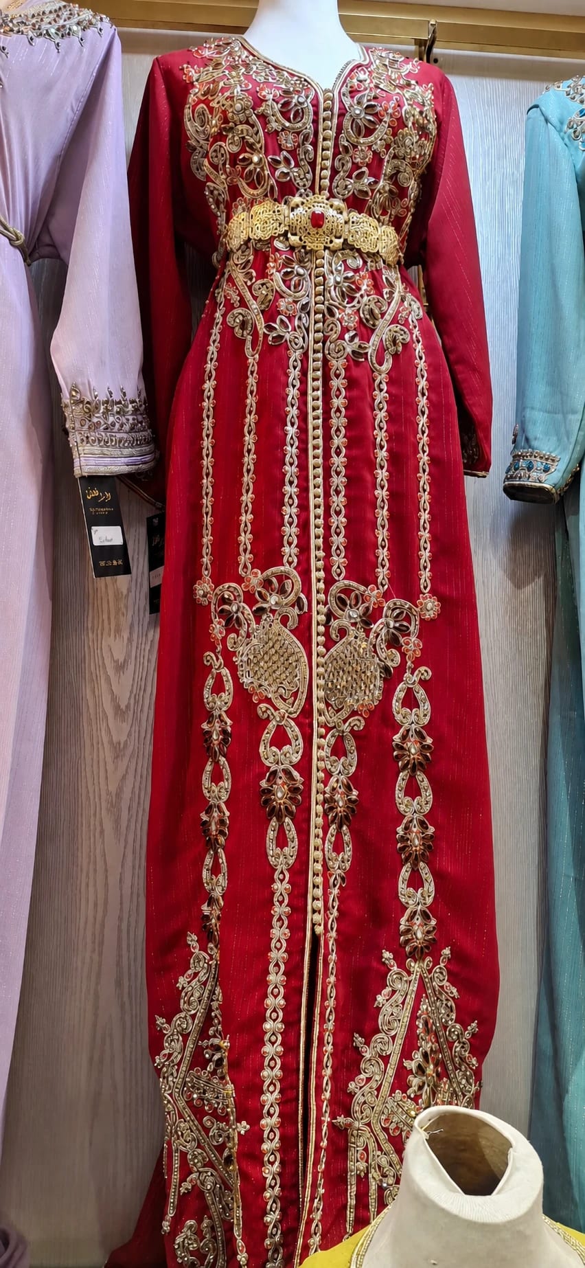 dk-076 — قفطان فاخر بتطريز كثيف