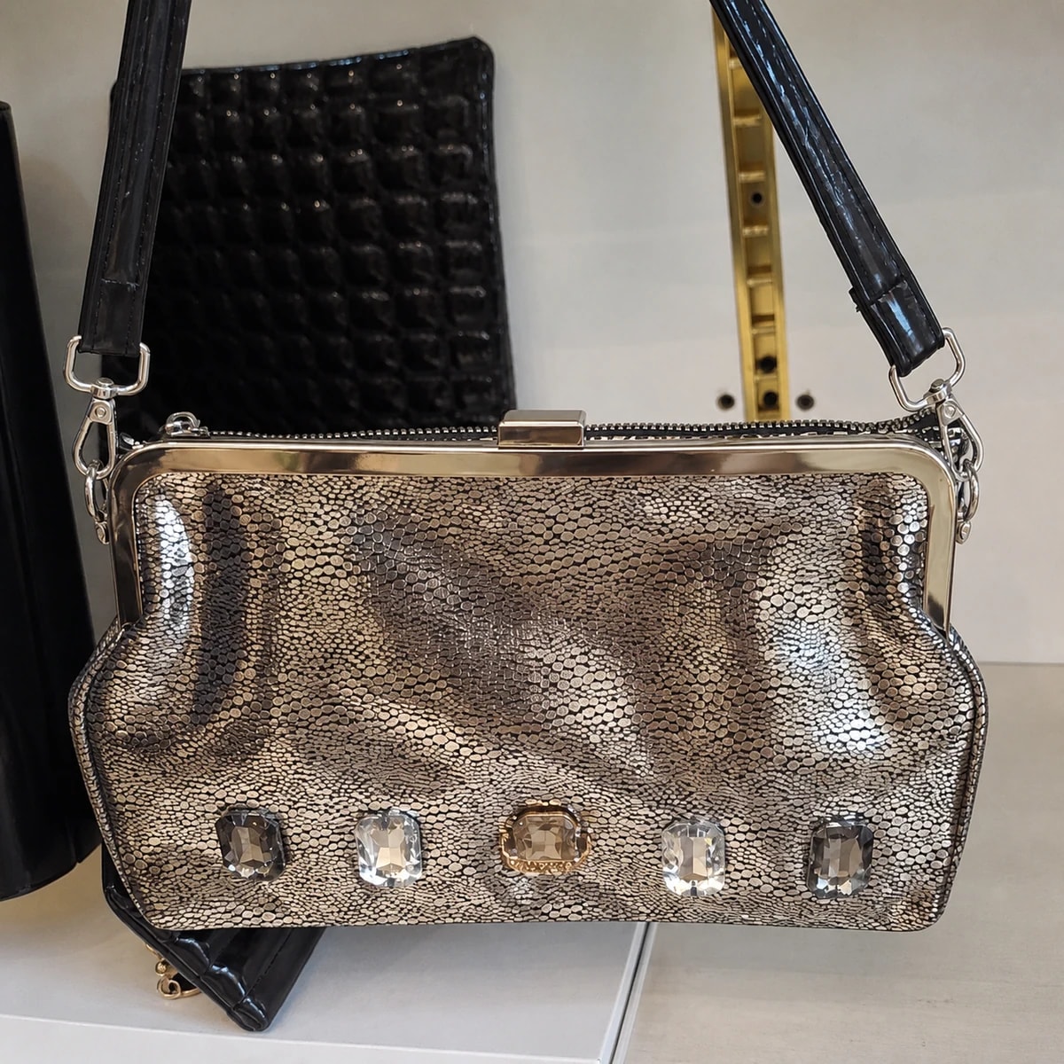 pc-027 — Pochette à cadre métallique et pierres rectangulaires