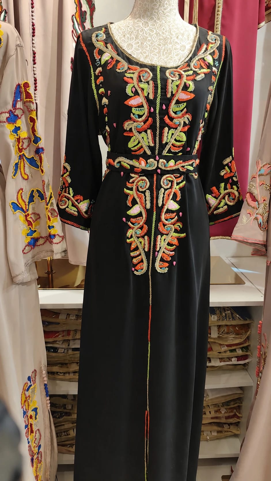dk-001 — قفطان بتطريز نباتي