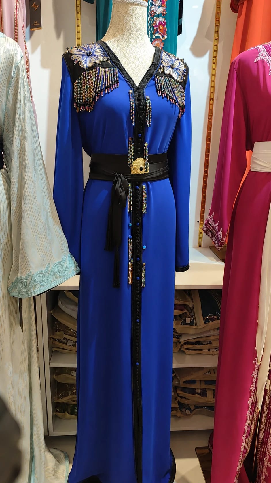 dk-002 — قفطان بتطريز خرزي