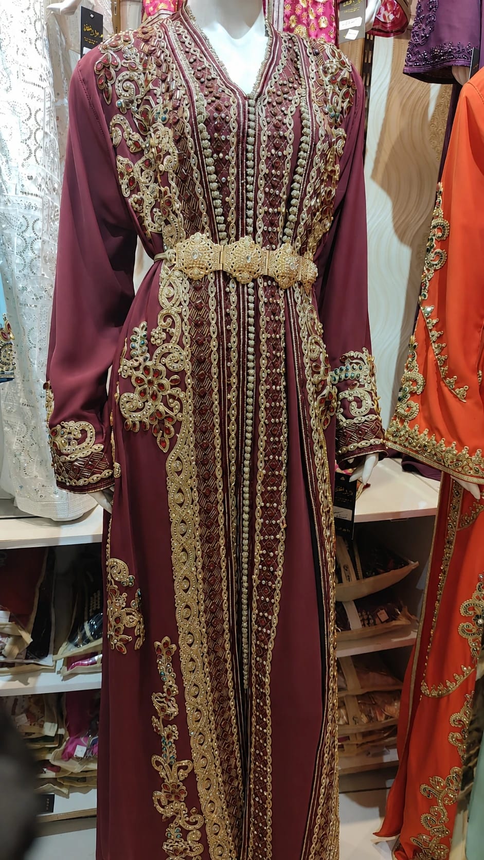 dk-004 — Caftan luxueux à broderies