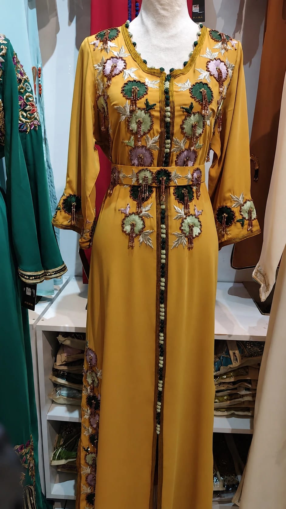 dk-012 — قفطان بتطريز نباتي