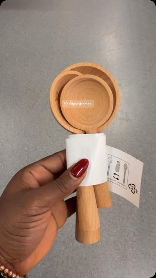Spoon, set of 3, wood 22,500 per set A set of 3 beautiful spoons combining sculptural form with everyday function. They