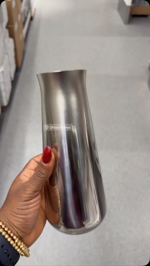 Carafe, stainless steel, 1.0 l 38,500 per pc Modern and minimalistic carafe where shiny steel meets a tactile finish. De
