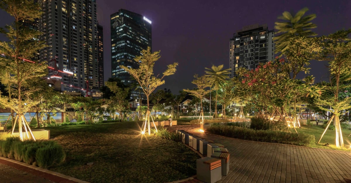 Pencahayaan lanskap malam hari pada proyek Summitmas, Jakarta
