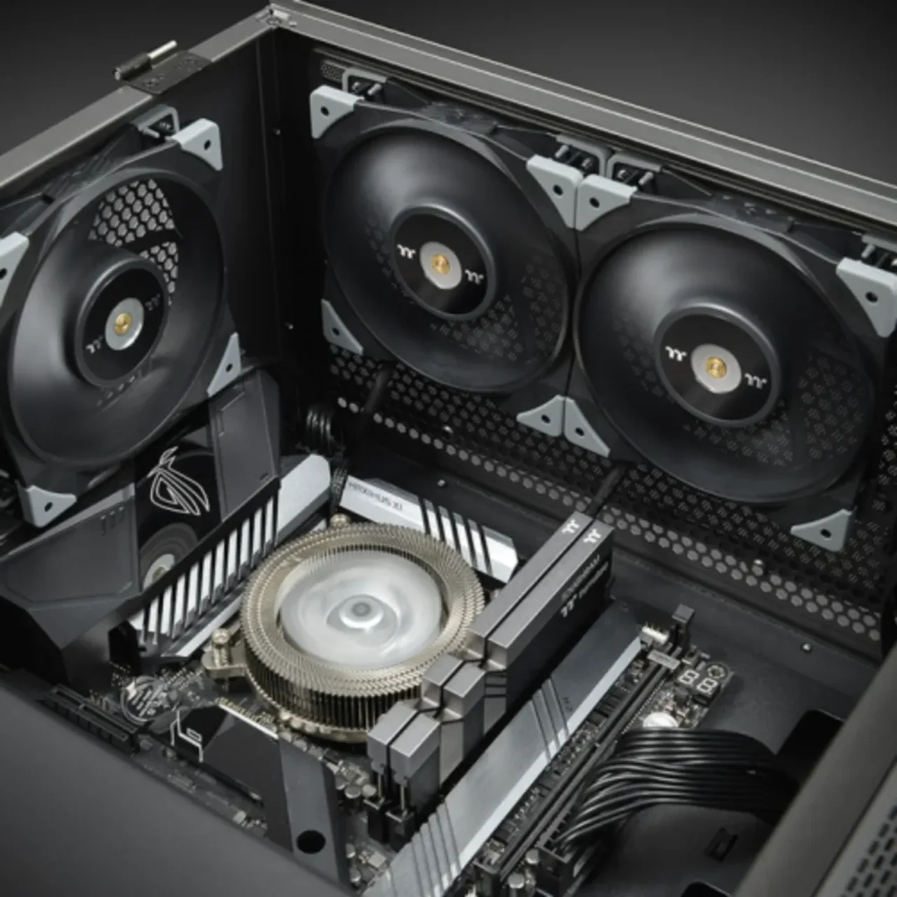 Thermaltake ToughFan 12 High Static Pressure 120mm Radiator Case Fan - 2 Fan Pack 5 Thermaltake ToughFan 12 High Static Pressure 120mm Radiator Case Fan - 2 Fan Pack thumbnail 5