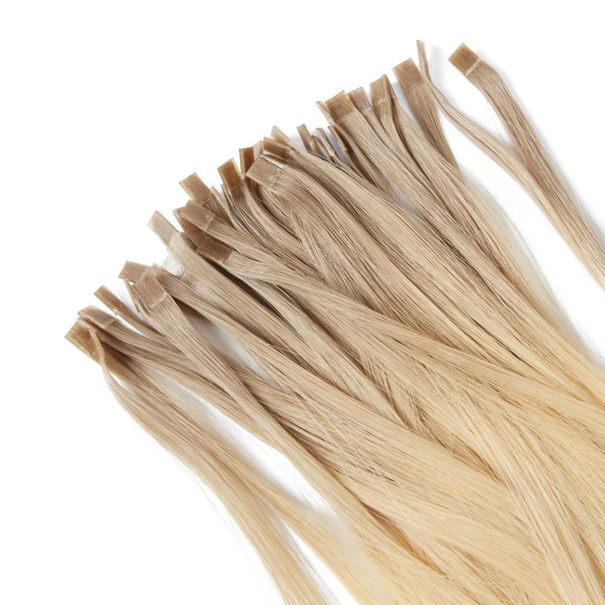 Lyse blonde flat-tip hårtotter med keratinspisser på hvit bakgrunn