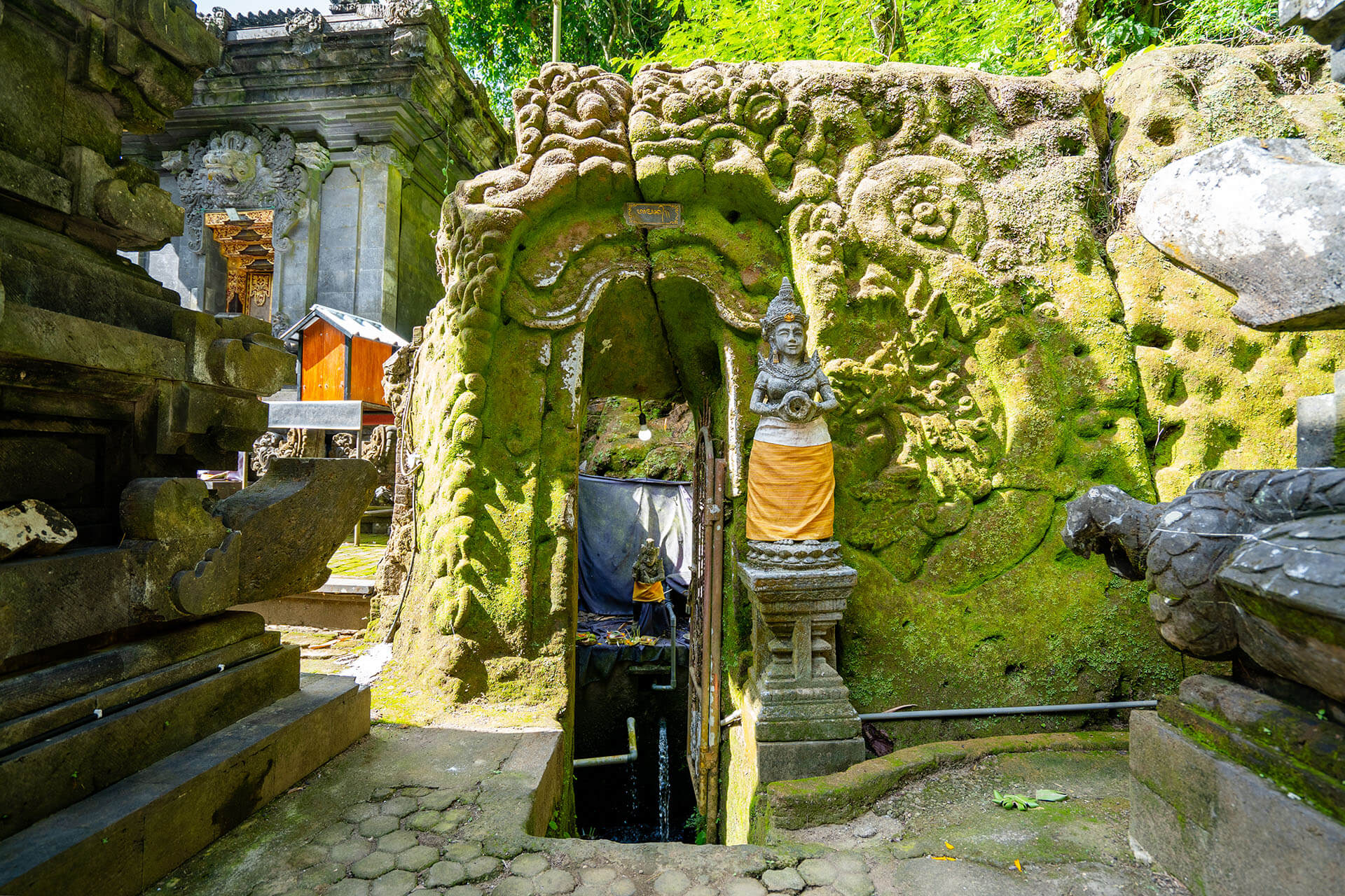Pesona Spiritual Nyalian - Pura Pucak Sari & Tirta Harum