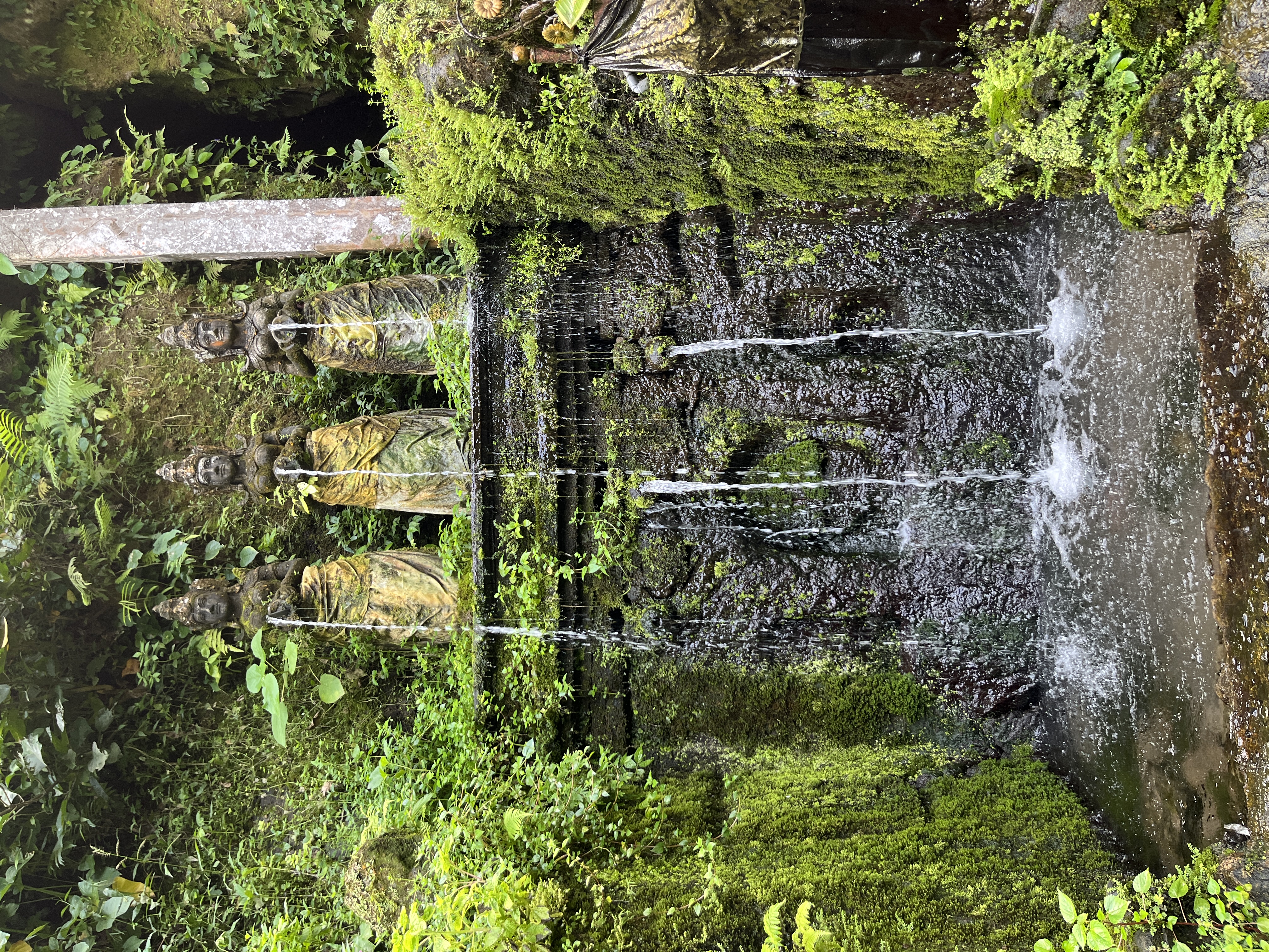 Pura Tirta Harum dengan air terjun suci di tebing Tukad Melangit