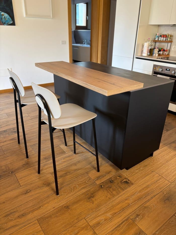 Isola moderna nero opaco e rovere